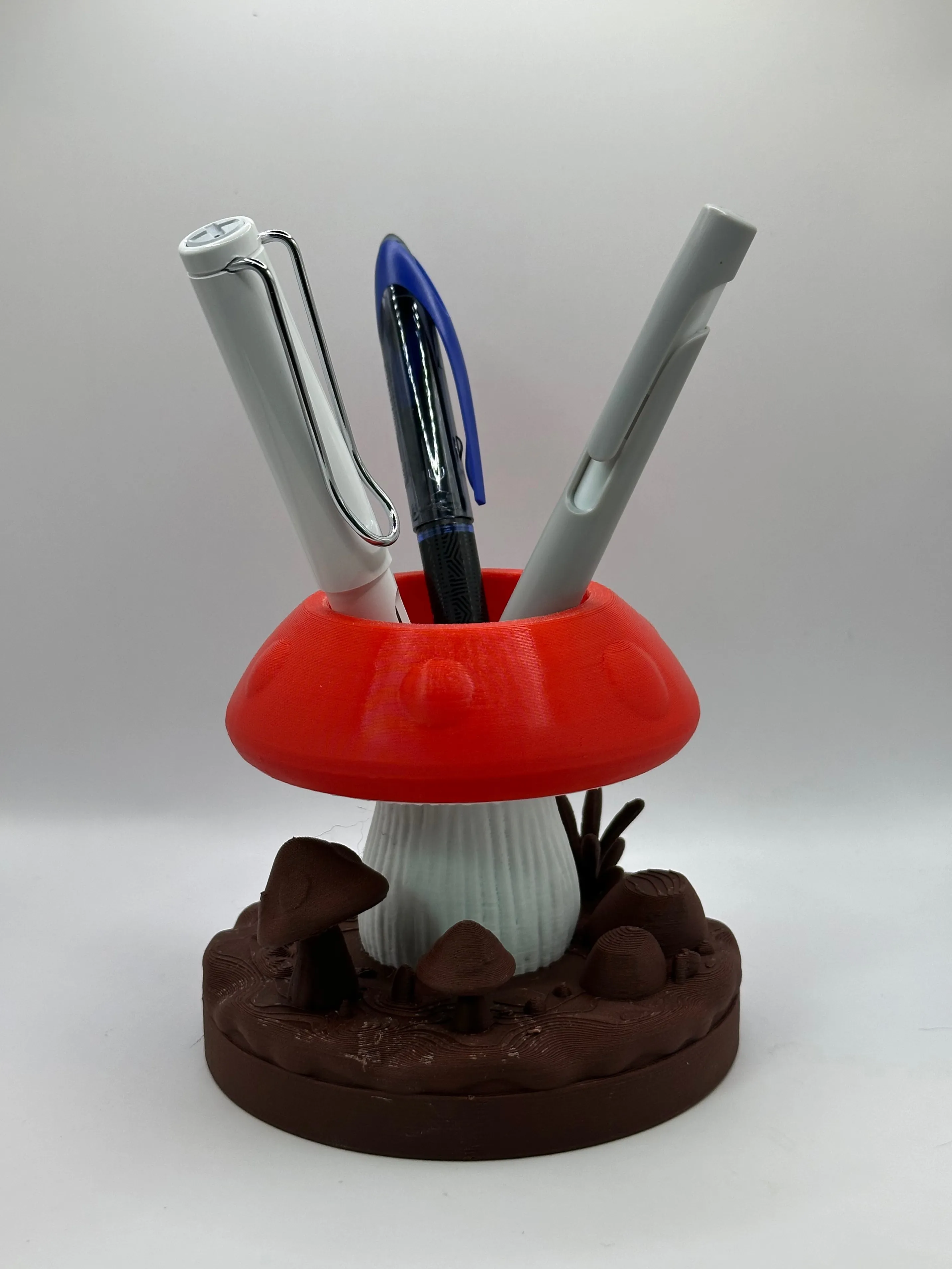 The front of the finished mushroom pen island